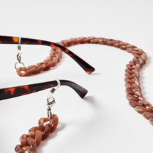 Load image into Gallery viewer, Detailaufnahme einer Brillenkette / Maskenkette in braun meliertem Acetat an einer Sonnenbrille