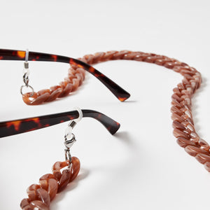 Detailaufnahme einer Brillenkette / Maskenkette in braun meliertem Acetat an einer Sonnenbrille