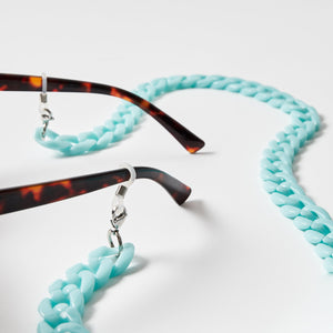 Detailansicht einer Maskenkette / Brillenkette in hellblau an einer Sonnenbrille