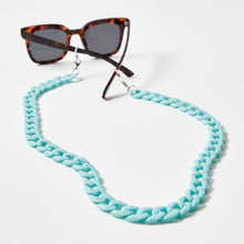 Laden Sie das Bild in den Galerie-Viewer, Maskenkette / Brillenkette in hellblau an einer Sonnenbrille