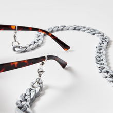 Laden Sie das Bild in den Galerie-Viewer, Detailansicht einer Brillenkette / Maskenkette in grauem Acetat an einer Sonnenbrille