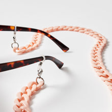 Load image into Gallery viewer, Detailansicht einer Brillenkette / Maskenkette in pfirsichfarben an einer Sonnenbrille