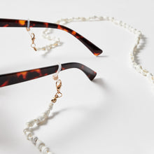 Load image into Gallery viewer, Detailansicht einer Brillenkette / Maskenkette mit weißen Muscheln an einer Sonnenbrille