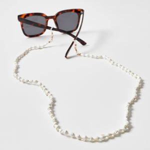 Brillenkette / Maskenkette mit weißen Muscheln an einer Sonnenbrille